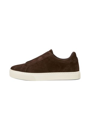 Baskets basses en daim marron foncé avec semelle en caoutchouc blanche, couture minimaliste et design à enfiler, présentées du côté extérieur sur un fond blanc.