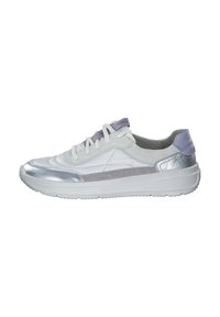 Weiße und silberne Sneaker mit einer strukturierten Oberfläche, ausgestattet mit Schnürsenkeln, einer gepolsterten Sohle und einem lavendelfarbenen Akzent an der Ferse.
