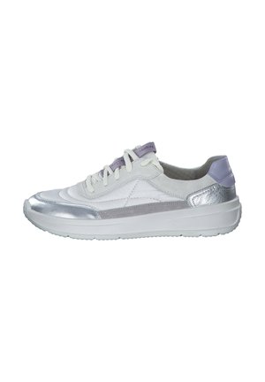 Weiße und silberne Sneaker mit einer strukturierten Oberfläche, ausgestattet mit Schnürsenkeln, einer gepolsterten Sohle und einem lavendelfarbenen Akzent an der Ferse.