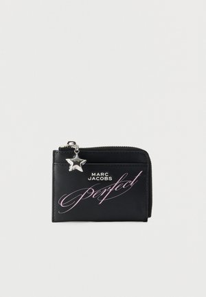 Zwarte Marc Jacobs-portemonnee met een zilveren ster als ritstrekker en het woord "perfect" in roze cursief op de voorkant.