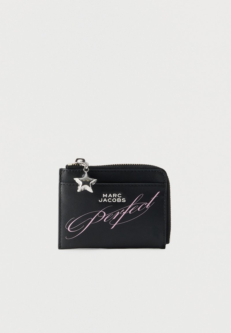 Μαύρο πορτοφόλι Marc Jacobs με ασημένιο φερμουάρ σε σχήμα αστεριού και τη λέξη «perfect» γραμμένη με ροζ καλλιγραφικά στο μπροστινό μέρος.