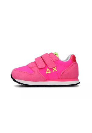 Sneaker rosa in camoscio e tessuto, con due cinturini a strappo, suola nera e dettaglio triangolare giallo sul lato.
