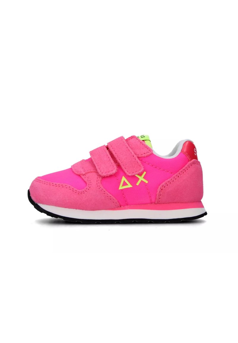 Sneaker rosa in camoscio e tessuto, con due cinturini a strappo, suola nera e dettaglio triangolare giallo sul lato.