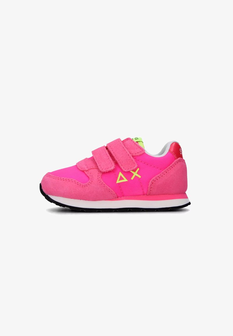 Sneaker rosa in camoscio e tessuto, con due cinturini a strappo, suola nera e dettaglio triangolare giallo sul lato.