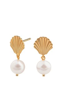 Złote kolczyki mają kształt muszli z wyżłobieniami na górze i dużą, gładką perłą zwisającą poniżej, co tworzy klasyczny i elegancki wzór.
