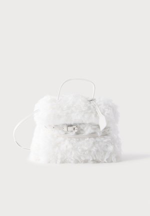 Hvid fluffy håndtaske med et top håndtag, en tynd skulderrem og en vandret læderspændedetalje på en ensfarvet baggrund.