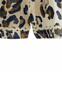 Beige Shorts mit einem Leopardenmuster in Dunkelbraun, Blau und Grün. Mit strukturiertem Saum und lässigem Schnitt.