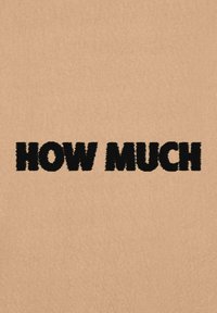 Graphique textuel avec des lettres noires en gras qui lisent "COMBIEN" sur un fond beige clair avec une texture.