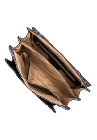 Schwarze Lederhandtasche mit drei Fächern, ausgestattet mit einem cremefarbenen Innenfutter, einem Reißverschlussfach und dem aufgedruckten Markenlogo im Inneren.
