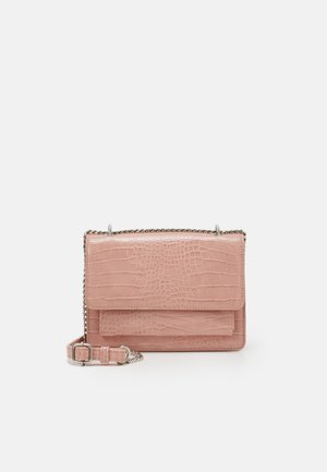 Pink crossover taske i kunstig krokodilleskind med sølvkæde og klaplukning foran på hvid baggrund.