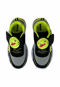 Sneaker nere e grigie con dettagli giallo neon, con grafica di dinosauro sul cinturino in velcro e superfici testurizzate. Suola in gomma.