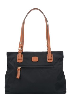 Borsa a tote nera in nylon con manici e dettagli in pelle color cuoio; presenta una tasca con zip sul davanti e una placca con il logo. Texture liscia.