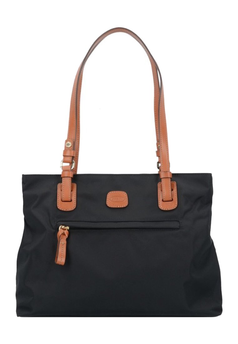 Borsa a tote nera in nylon con manici e dettagli in pelle color cuoio; presenta una tasca con zip sul davanti e una placca con il logo. Texture liscia.