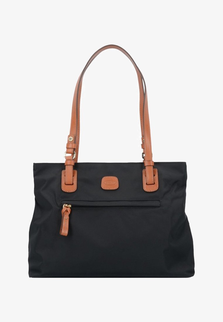 Zwarte nylon draagtas met tan leren hengsels en accenten; heeft een ritssluiting op de voorkant en een logo plaatje. Glad van structuur.