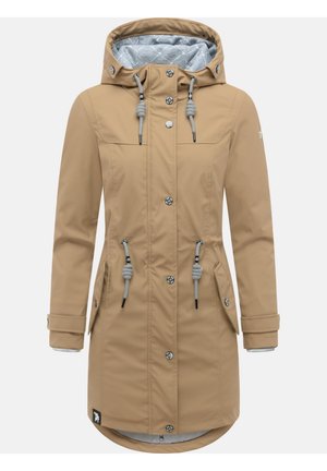 Long imperméable beige à capuche avec doublure grise matelassée, boutons-pression devant, cordons ajustables à la taille et à la capuche, et poches à rabat sur les côtés.