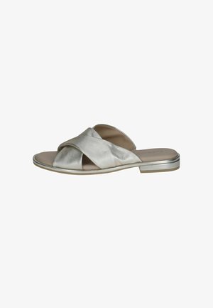 Metalen zilveren slippers met een ontwerp van kruisbanden, platte hak en een gladde textuur. Voorzien van een lichtgekleurde binnenzool en subtiele metalen biezen.