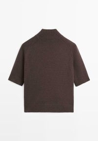 Maglione marrone scuro a maniche corte in maglia, con collo alto a coste e bordi a coste su maniche e orlo, disteso su sfondo bianco.