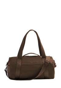 Hnědá sportovní taška s texturovanou látkou, dvojitými úchyty a nastavitelným ramenním popruhem. Má obdélníkový tvar a jemné prošívané detaily.