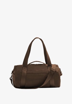 Ruskea duffel-laukku, jossa on kuvioitu kangas, kaksinkertaiset kahvat ja säädettävä olkahihna. Ominaisuuksiin kuuluu suorakulmainen muoto ja hienovaraiset tikatut koristeet.