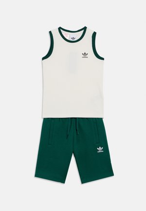 Helehall triiksärk ilma varrukateta, rohelise äärega, ja sobivad rohelised lühikesed püksid. Rinnal ja lühikeste pükste juures on Adidas logo. Puuvillasegustatud kangas.