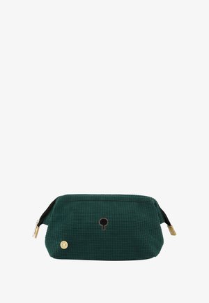 Pochette in tessuto testurizzato verde scuro con un piccolo emblema di albero nero, dettaglio con bottone dorato e una zip con un tirante in sughero.