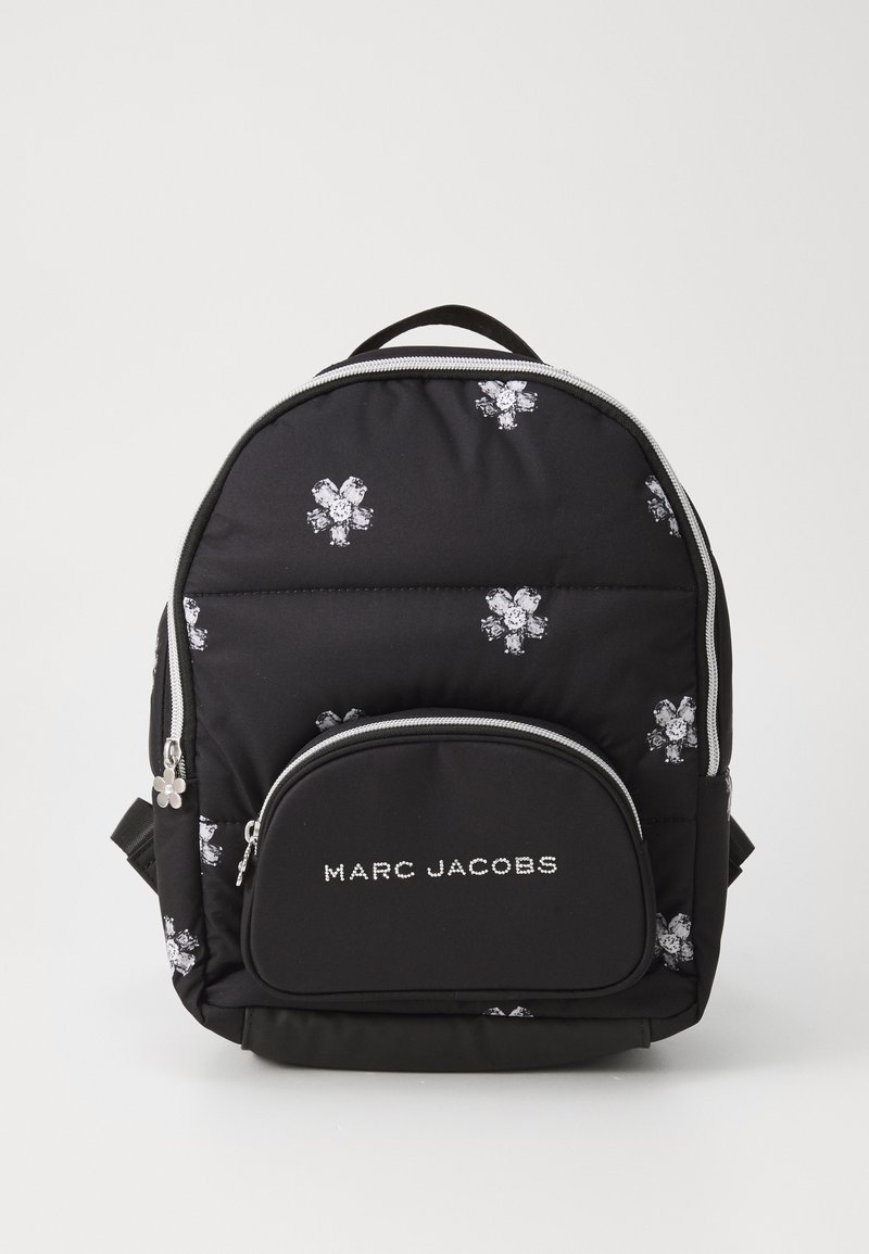 Fekete steppelt hátizsák ezüst virágmintákkal, elülső cipzáras zsebbel és fehér hímzett "MARC JACOBS" logóval.