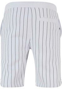 Shorts blancs avec de fines rayures verticales noires, dotés d'une taille élastique et d'une poche arrière. Confectionnés dans un tissu extensible et lisse.