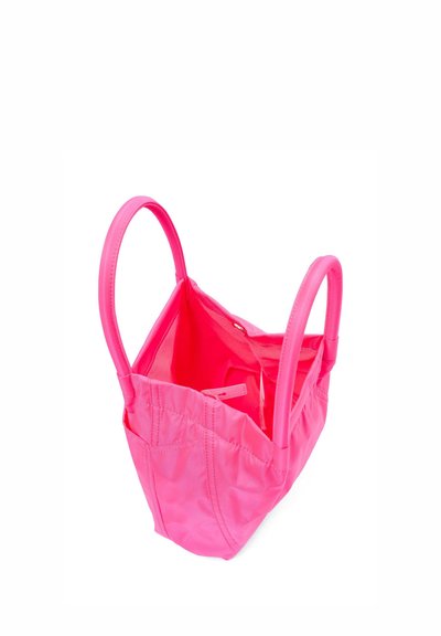 Svetlo roza torbica iz najlona z dvema zaobljenima ročajema in odprtim vrhom, videna iz bočnega kota.