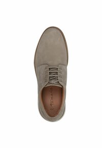 Scarpa in suede grigia con punta arrotondata, design stringato e cuciture a contrasto; texture liscia e accenti interni marroni.