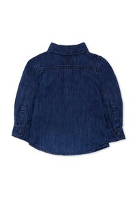 Camicia in denim blu scuro con maniche lunghe, polsini con bottoni e colletto. Presenta un orlo curvo e una leggera texture sbiadita. Vista posteriore mostrata.