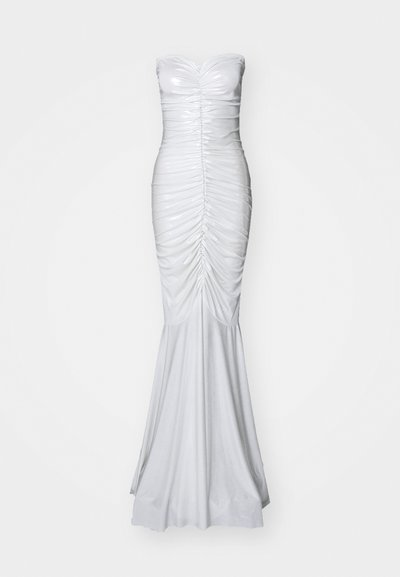 Trägerloses weißes Kleid mit Rüschendetails, tailliertem Oberteil, ausgestelltem Saum und glattem, leicht glänzendem Stoff. Elegante und schlichte Silhouette.