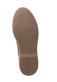 Hnědá gumová podrážka boty s texturovanými vzory. Obsahuje horské logo a název značky "TRAVELIN'" uvnitř obdélníkového rámečku. Velikost 37.