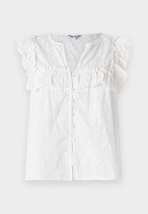 Blouse blanche avec des manches volantées, un devant à boutons et des motifs floraux brodés avec de petites découpes dans tout le tissu.