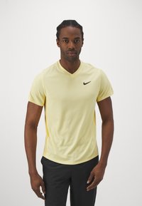 Nike Performance - T-shirt till träning - soft yellow/topaz gold/black Miniatyrbild 1