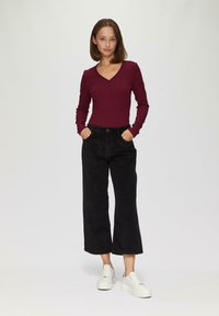 s.Oliver MIT HENLEYAUSSCHNITT - Langarmshirt - rubinrot