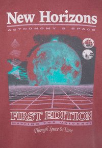 "Nya Horisonter Astronomi & Rymd" ovanför en turkos planet, rutnätslinjer nedanför, geometriska former till vänster och två globikoner till höger.