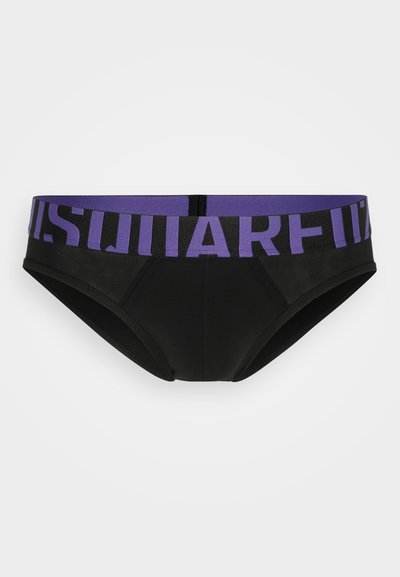 Mustat alusvaatteet, joissa on violetti elastinen vyötärönauha, jossa on rohkeat kirjaimet. Sileä kangas, joissa on mukautuvat mallit ja muotoiltu etuosa.