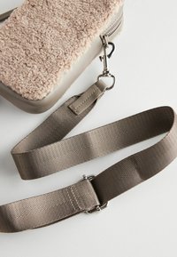 Next REGULAR FIT - Puhelimen suojakotelo - mink brown