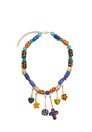 Kolorowy naszyjnik z koralików w kolorach pomarańczowym, niebieskim, czarnym i turkusowym, z zawieszkami w różnych kształtach z wzorami w kropki.