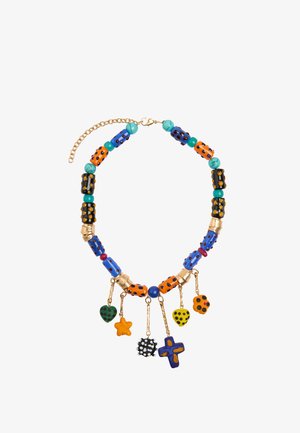 Kolorowy naszyjnik z koralików w kolorach pomarańczowym, niebieskim, czarnym i turkusowym, z zawieszkami w różnych kształtach z wzorami w kropki.
