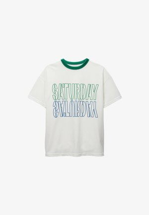 T-shirt en coton blanc avec un imprimé graphique vert et bleu qui affiche "SAMEDI" en lettres stylisées et en gras. Encolure côtelée verte.