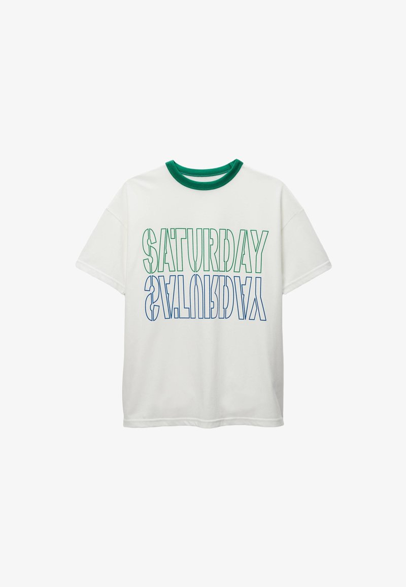 T-shirt en coton blanc avec un imprimé graphique vert et bleu qui affiche "SAMEDI" en lettres stylisées et en gras. Encolure côtelée verte.