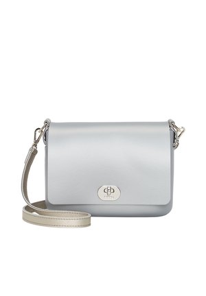 Lys grå læder crossbody taske med klaplukning, sølv hardware og en aftagelig rem. Har et logo dekoration på fronten.