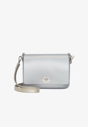 Lys grå læder crossbody taske med klaplukning, sølv hardware og en aftagelig rem. Har et logo dekoration på fronten.