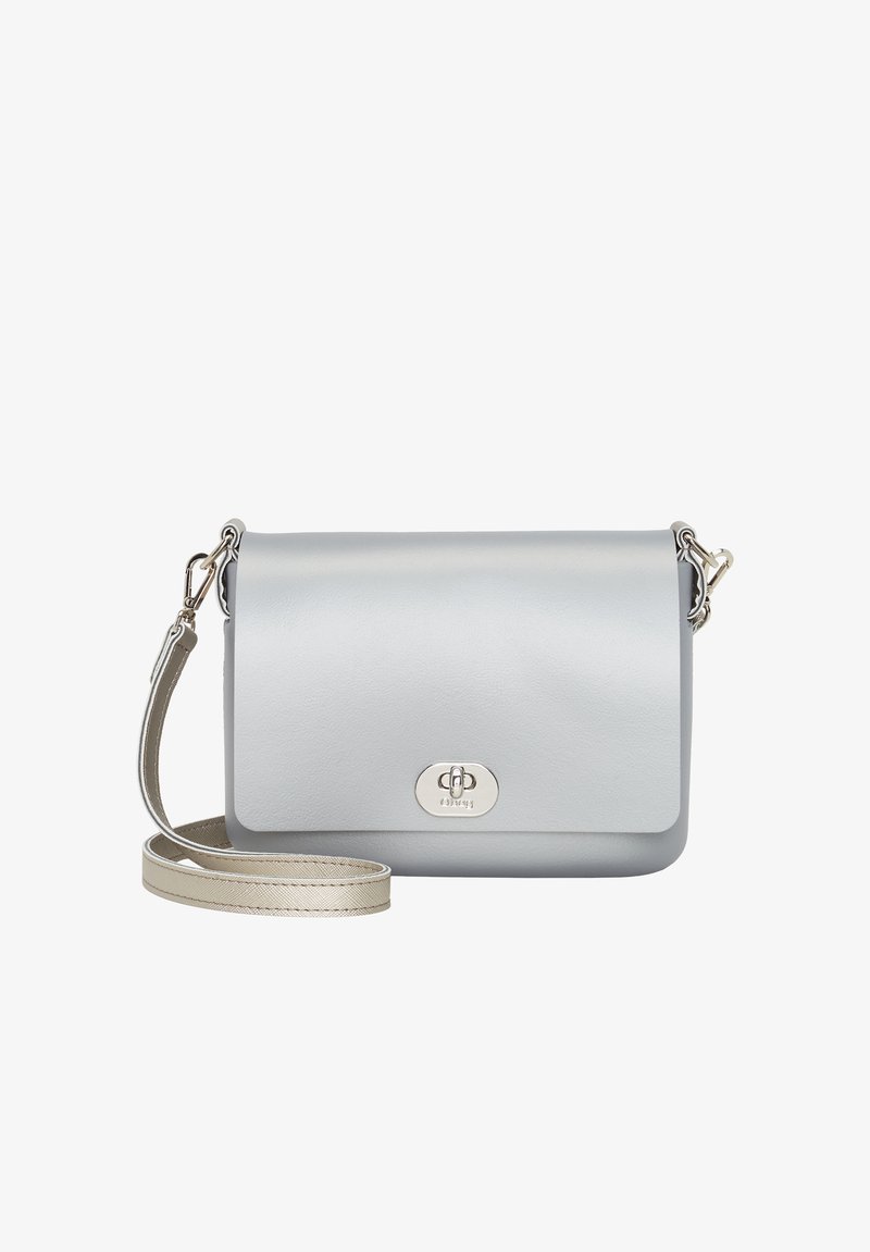 Lys grå læder crossbody taske med klaplukning, sølv hardware og en aftagelig rem. Har et logo dekoration på fronten.