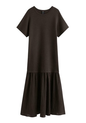 Vestito marrone scuro a maniche corte con scollo rotondo e sezione della gonna plissettata in basso.