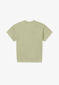 T-shirt en maille côtelée vert clair à manches courtes, posé à plat, montrant le dos avec un col rond.