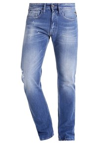 Jeans de mezclilla azul con un corte recto, que presentan desgastes y acentos dañados, cinco bolsillos y cierre de botón.