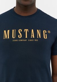 Mustang STYLE AUSTIN - Print T-shirt - blau