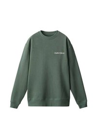 Felpa verde in misto cotone, con collo rotondo, maniche lunghe e testo bianco "Outdoor Sports" sul lato sinistro del petto.